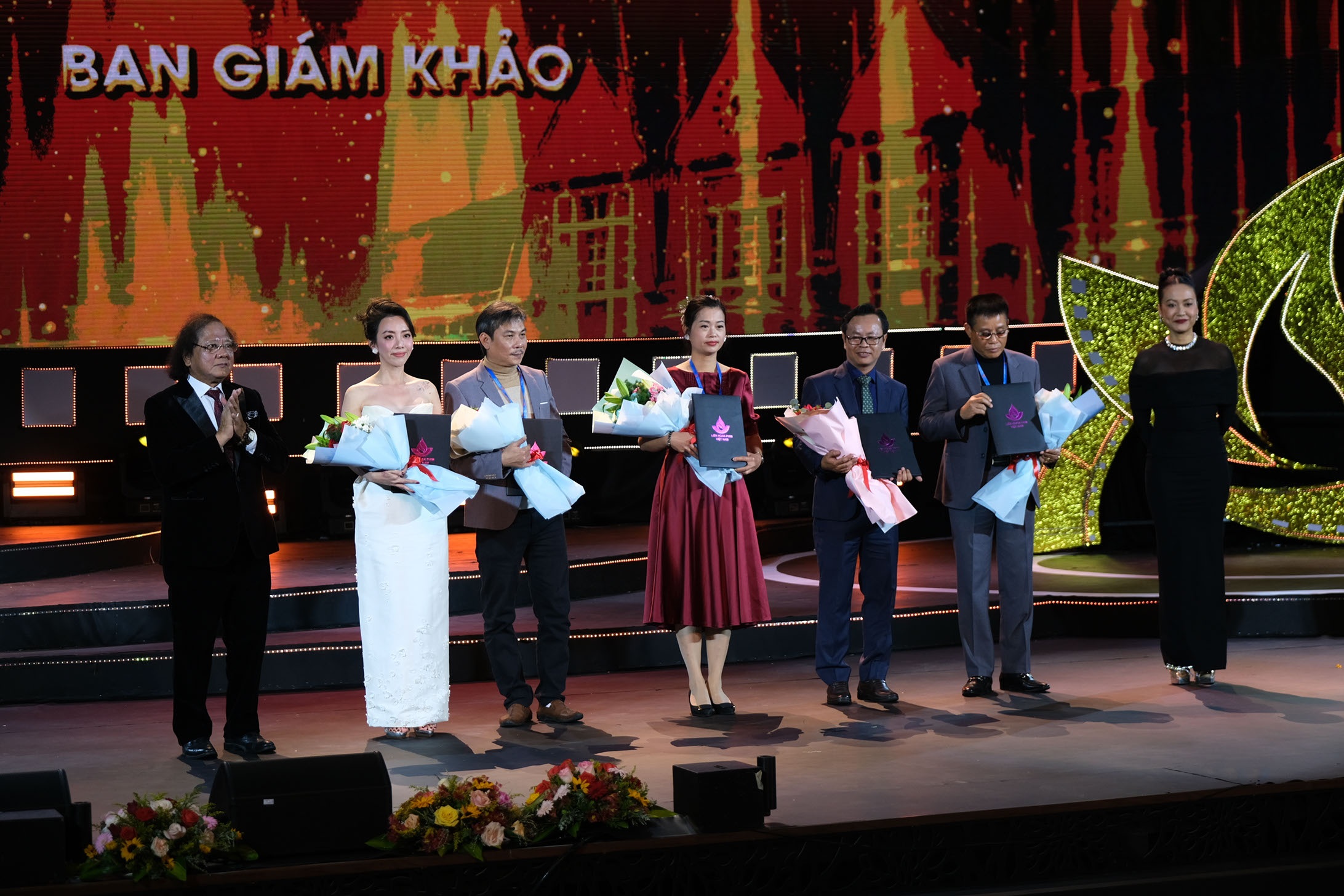 Tro tàn rực rỡ giành giải Bông sen Vàng, Đất rừng phương Nam trắng tay - 3 Tro tàn rực rỡ giành giải Bông sen Vàng, Đất rừng phương Nam trắng tay - 3