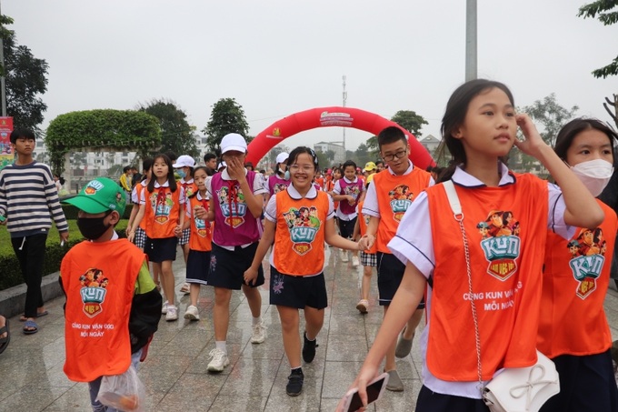 Các em thiếu nhi hào hứng tham gia đi bộ hưởng ứng chương trình “Cùng Kun bảo vệ môi trường”. Ảnh baoquangtri.vn