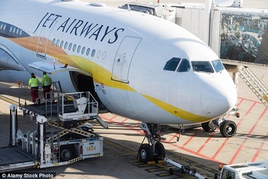 Máy bay hoãn 2 tiếng vì phát hiện tờ giấy ghi "có bom dưới ghế ngồi"