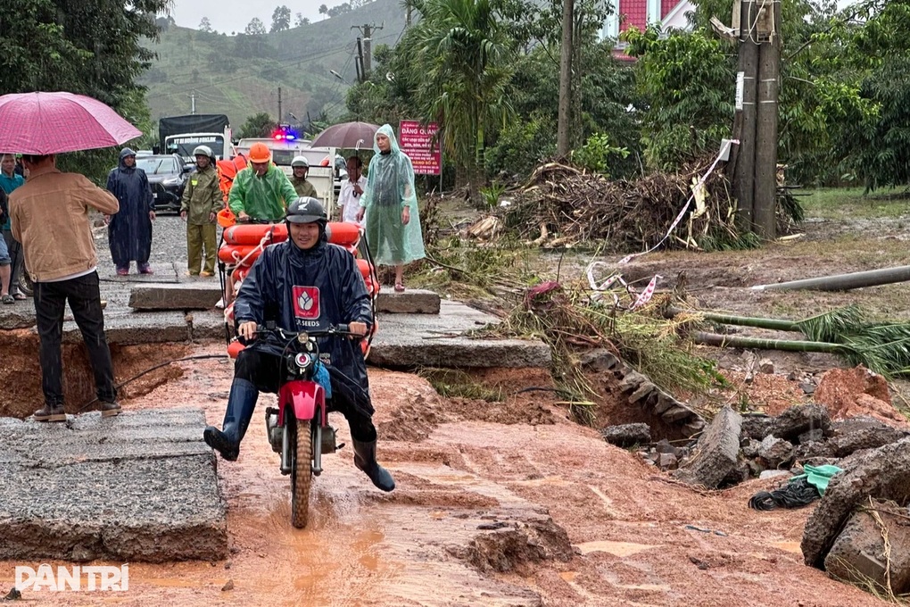 Căng dây thừng qua sông chảy xiết sơ tán 200 người dân bị cô lập - 4 Căng dây thừng qua sông chảy xiết sơ tán 200 người dân bị cô lập - 4