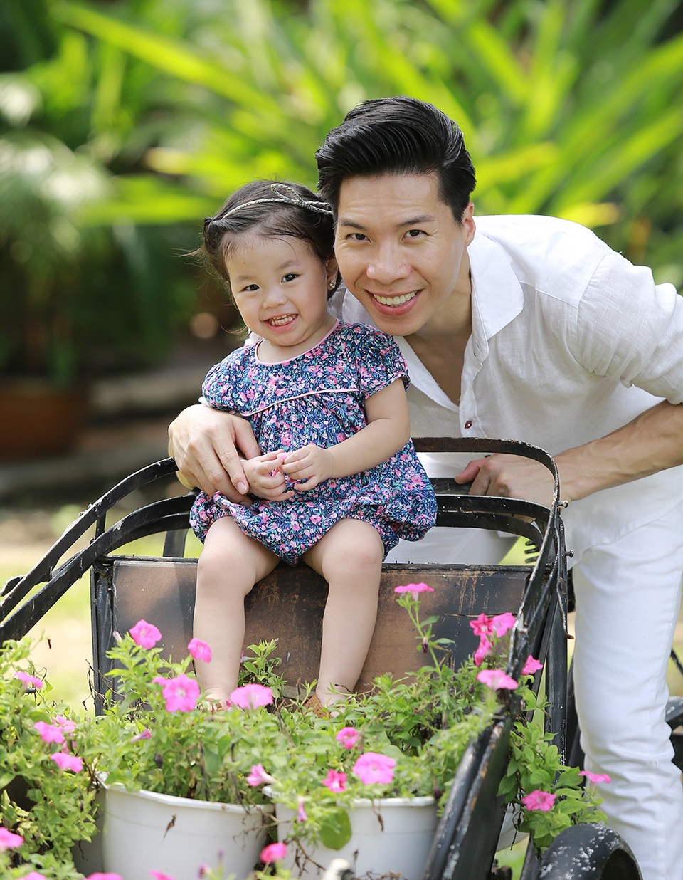 Con gái nhỏ của Quốc Nghiệp lần đầu diễn xiếc trên sân khấu cùng ba - 9 Con gái nhỏ của Quốc Nghiệp lần đầu diễn xiếc trên sân khấu cùng ba - 9