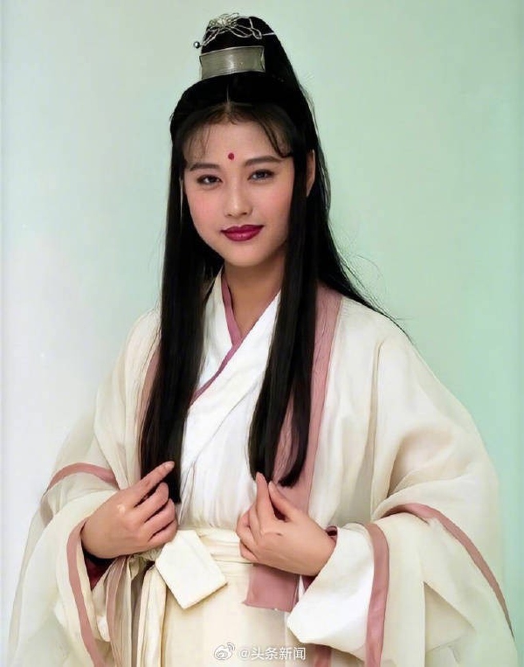 Thanh xuân quyến rũ của nàng Chu Chỉ Nhược đẹp nhất màn ảnh Châu Hải My - 3 Thanh xuân quyến rũ của nàng Chu Chỉ Nhược đẹp nhất màn ảnh Châu Hải My - 3