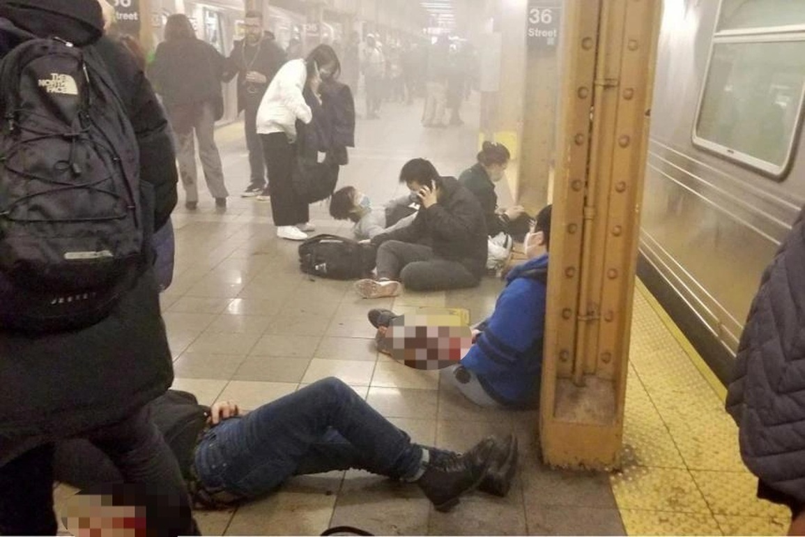 Nghi phạm tấn công tàu điện ngầm New York bắn 33 phát đạn  - 1