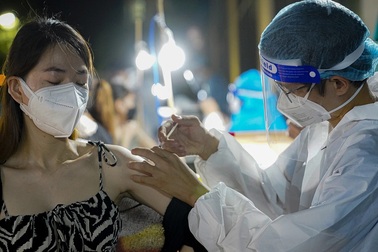 Người dân Sài Gòn "chong đèn", tiêm vắc xin vào ban đêm