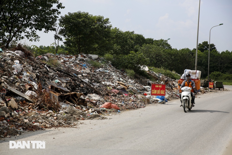 Xuất hiện núi rác tự phát, nghi bị đổ trộm tại ngoại thành Hà Nội - 1