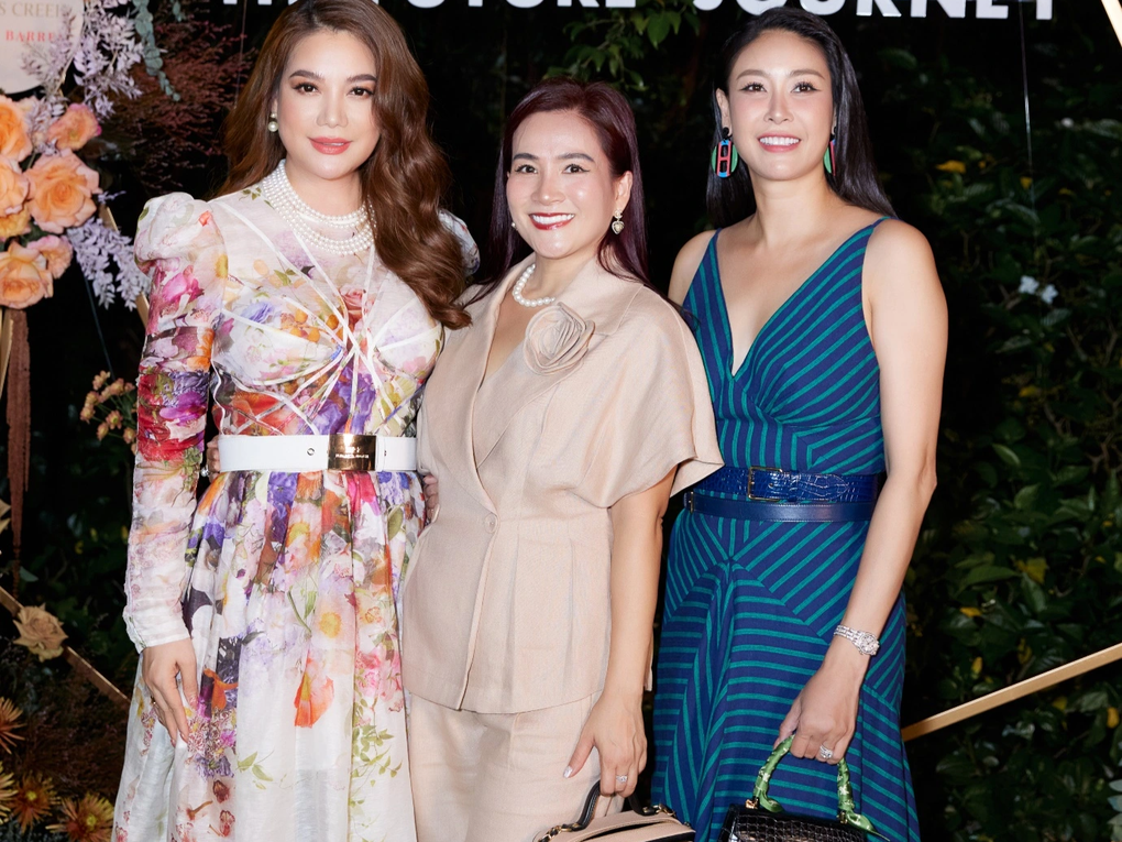 Á hậu Hoàng Oanh khoe lưng trần gợi cảm sánh đôi cùng MC Quang Bảo - 6 Á hậu Hoàng Oanh khoe lưng trần gợi cảm sánh đôi cùng MC Quang Bảo - 6