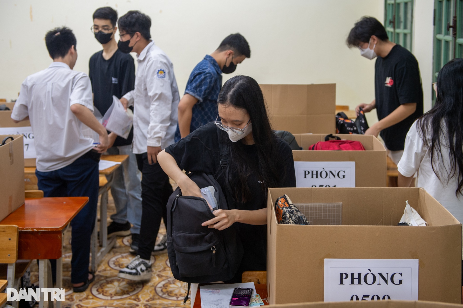 Sĩ tử Hà Nội hân hoan trong ngày làm thủ tục thi tốt nghiệp THPT - 4 Sĩ tử Hà Nội hân hoan trong ngày làm thủ tục thi tốt nghiệp THPT - 4