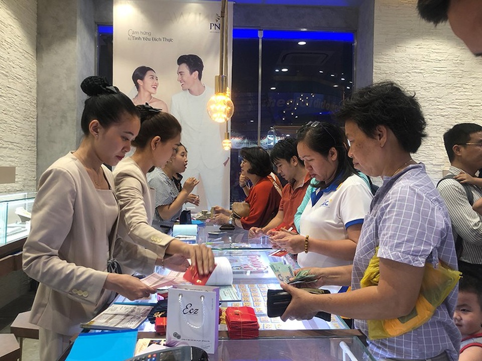 Đằng sau việc giá vàng cao nhất từ trước đến nay - 2 Đằng sau việc giá vàng cao nhất từ trước đến nay - 2
