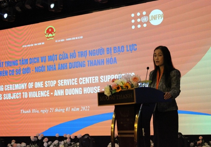 Bà Naomi Kitahara, Trưởng Đại diện UNFPA tại Việt Nam phát biểu tại Lễ ra mắt Trung tâm dịch vụ một cửa hỗ trợ người bị bạo lực trên cơ sở giới tại Thanh Hóa