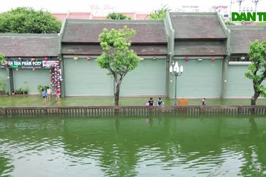 Phố cổ Hoa Lư ngập nước, người dân đổ xô lội nước bắt cá