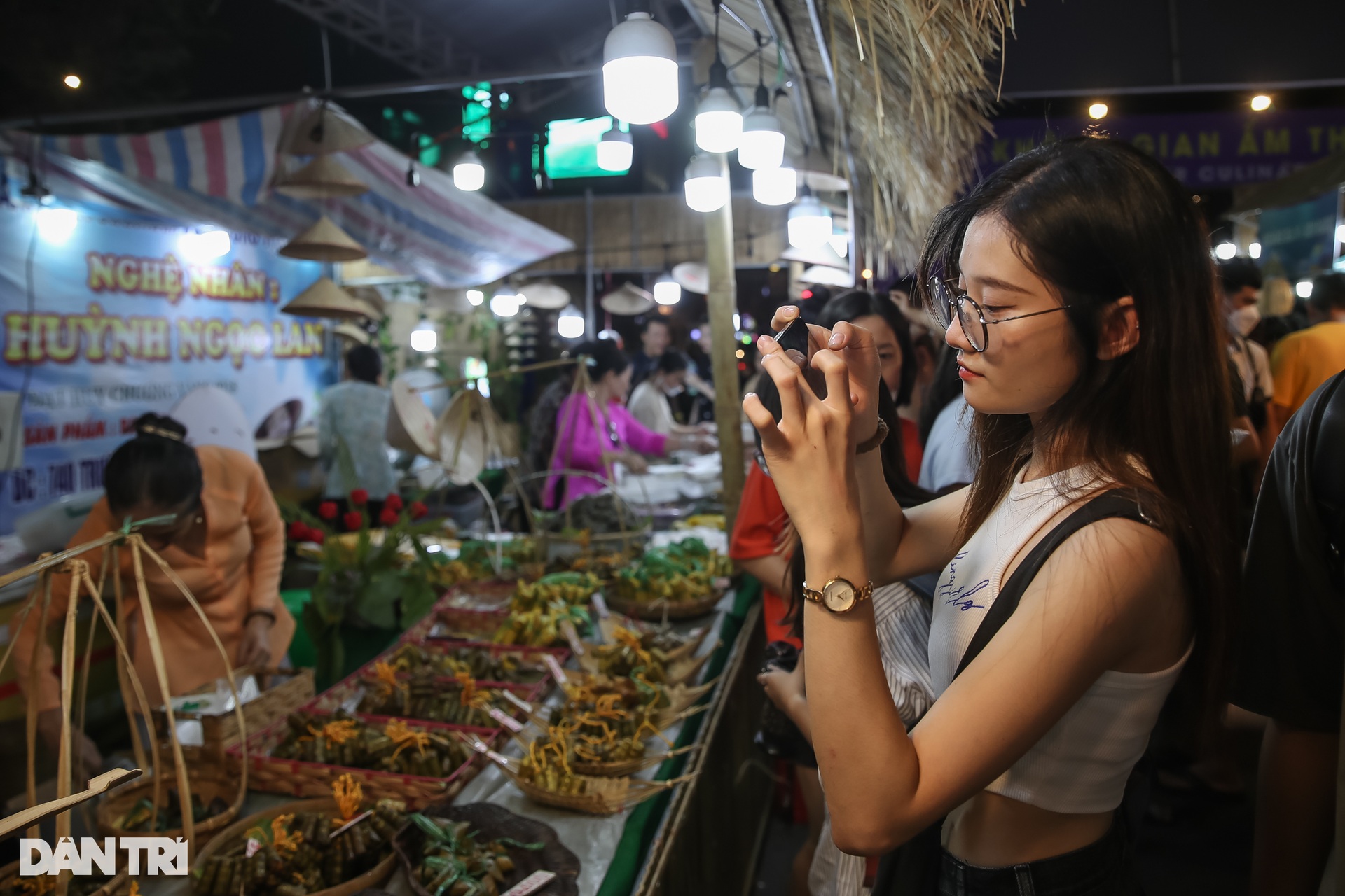 Người dân TPHCM chen chật kín tại không gian ẩm thực Lễ hội Sông nước - 8 Người dân TPHCM chen chật kín tại không gian ẩm thực Lễ hội Sông nước - 8