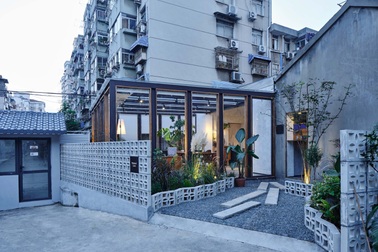 Quán cà phê "xuyên thấu", "biết" tiết kiệm điện năng