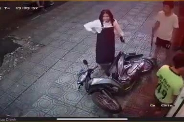 Cô gái 2001 "tung cước" đá trúng tên trộm