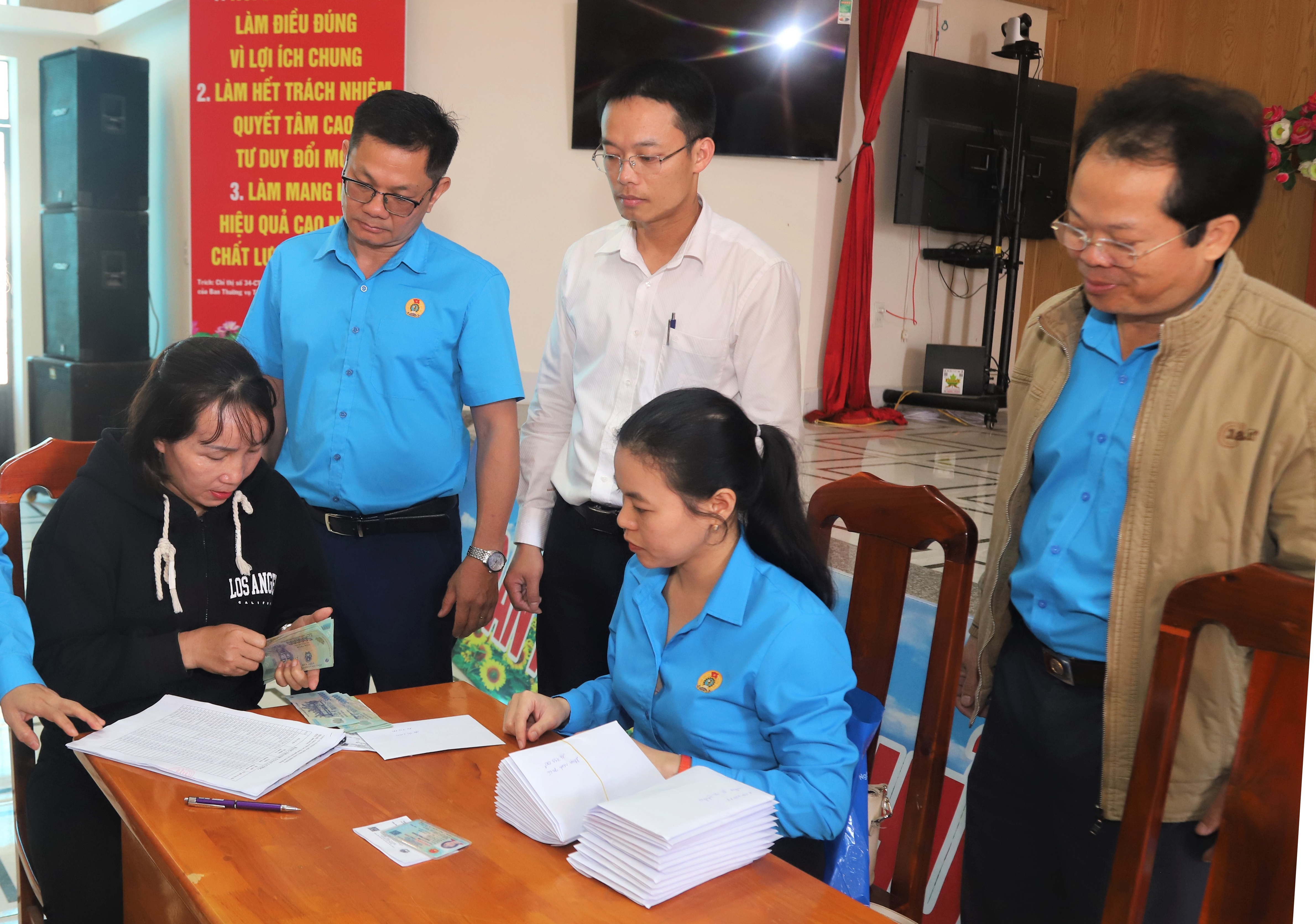 Κοντά στο Τετ, η εταιρεία συνεχίζει να οφείλει στους εργαζόμενους 1,3 δισεκατομμύρια VND σε μισθούς - 1 Cận Tết, công nhân tiếp tục bị công ty nợ lương 1,3 tỷ đồng - 1