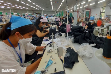 Công nhân mắc Covid-19 thở phào nhận tiền bảo hiểm