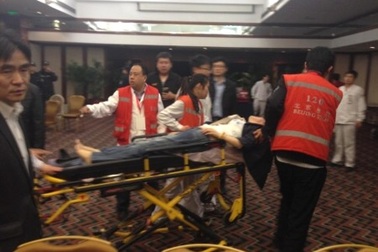 Thân nhân hành khách trên MH370 ngất xỉu trong buổi họp báo