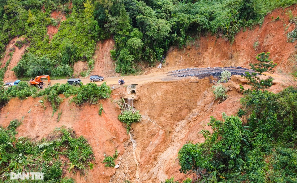 Nhìn từ trên cao 2 điểm sạt lở nghiêm trọng trên đường dẫn tới Sư đoàn 337 - 1 Nhìn từ trên cao 2 điểm sạt lở nghiêm trọng trên đường dẫn tới Sư đoàn 337 - 1