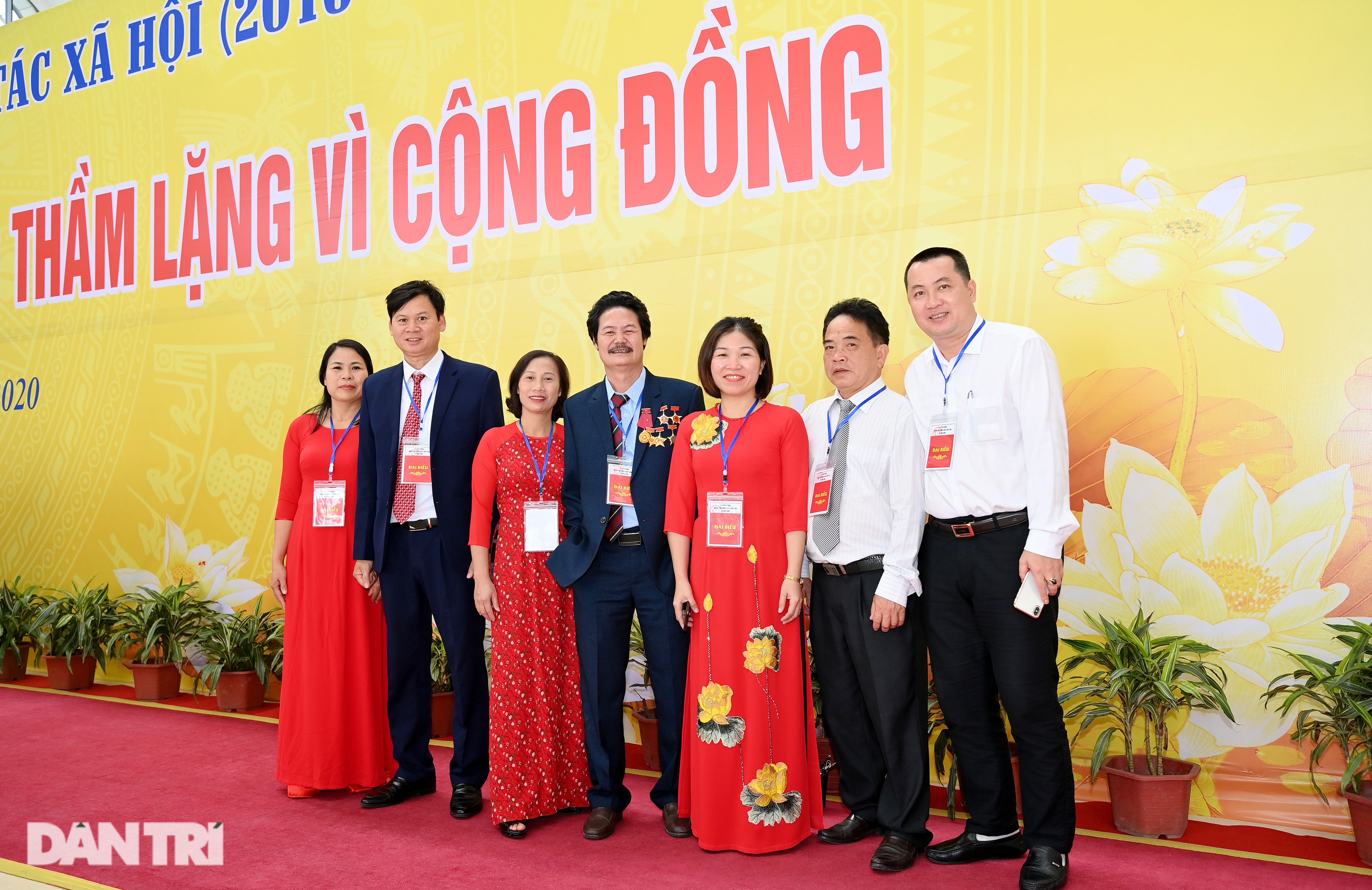 Tôn vinh những ông Bụt, bà Tiên giữa đời thường - 1 Tôn vinh những ông Bụt, bà Tiên giữa đời thường - 1
