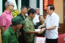 Bộ trưởng Bộ LĐ-TB&XH tặng quà người có công, người nghèo