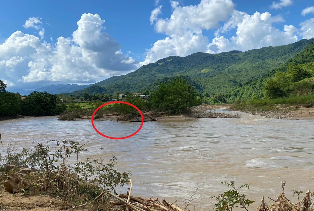 Tìm thấy ô tô bị lũ cuốn trôi sau gần một tuần - 1 Tìm thấy ô tô bị lũ cuốn trôi sau gần một tuần - 1