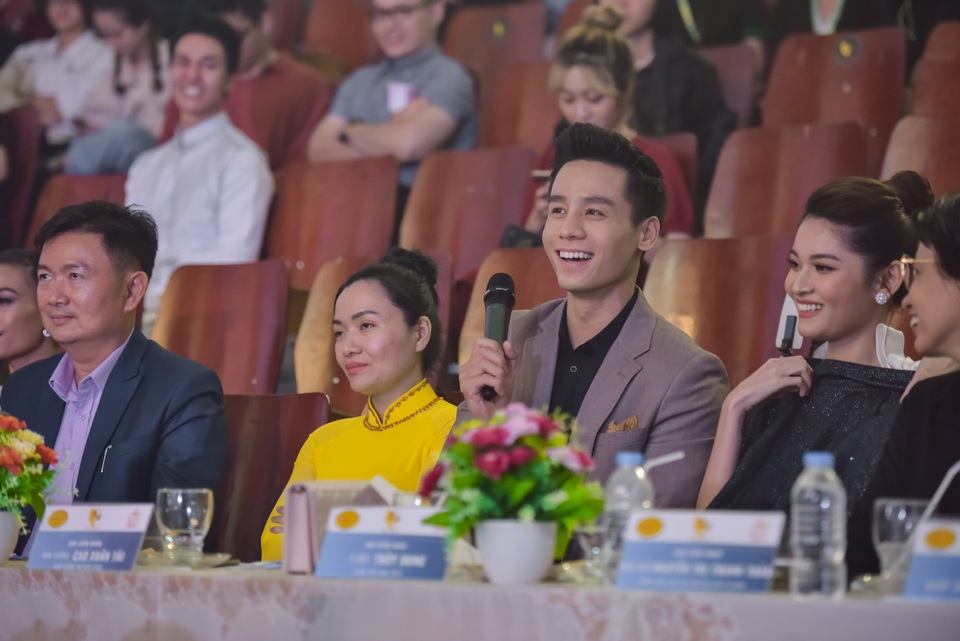 Cao Xuân Tài được các bạn sinh viên cổ vũ hết mình - 3 Cao Xuân Tài được các bạn sinh viên cổ vũ hết mình - 3