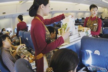 Nữ tiếp viên Vietnam Airlines lại bị sàm sỡ trên máy bay