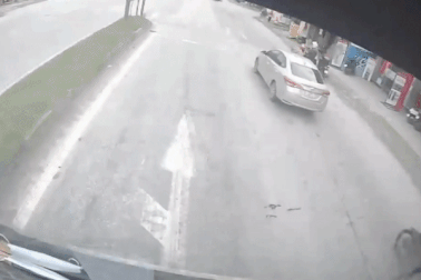 Cố lách qua đầu xe tải để vượt, chiếc Suzuki XL7 bị xé rách đuôi