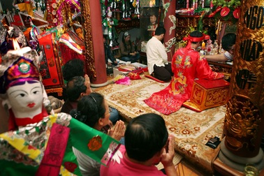 "Dân chơi" 9X hầu đồng để... tăng đẳng cấp