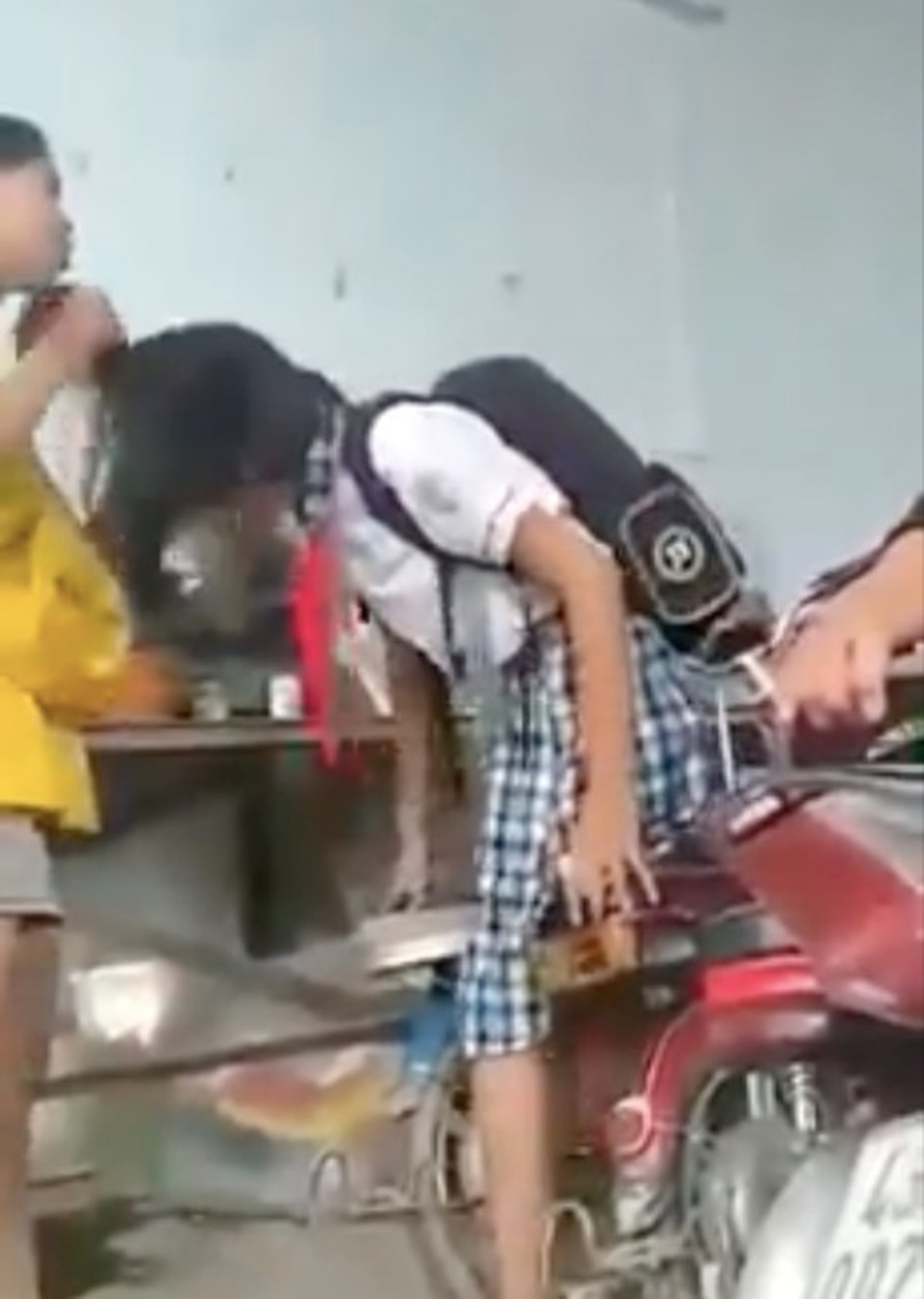 Mâu thuẫn trên mạng, hai nữ sinh lớp 8 tát, giật tóc học sinh lớp 6 - 3 Mâu thuẫn trên mạng, hai nữ sinh lớp 8 tát, giật tóc học sinh lớp 6 - 3