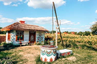 Ngôi làng rực rỡ màu sắc, "hoa nở" suốt ngày đêm ở Ba Lan