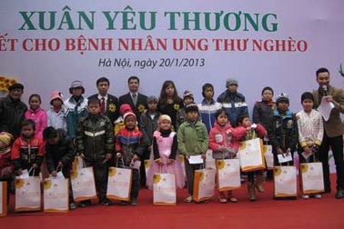 Trao tặng 100 phần quà Tết cho bệnh nhi ung thư