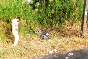 Nhậu say phi thẳng xe vào cột điện, 2 người thương vong