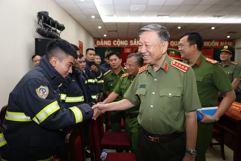 Đại tướng Tô Lâm nhắc lại những tấm gương chiến sĩ xả thân cứu hỏa - 1 Đại tướng Tô Lâm nhắc lại những tấm gương chiến sĩ xả thân cứu hỏa - 1