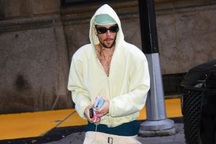 Justin Bieber lộ hình xăm lớn, vẻ ngoài tiều tụy khi xuống phố một mình