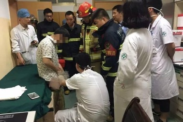 Bác sĩ, cứu hộ bó tay, bệnh nhân thoát nạn nhờ... nha sĩ lấy dị vật ra khỏi "chỗ hiểm"