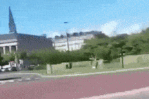 "Đùa" với vòng xuyến, xe Mercedes lật ngửa