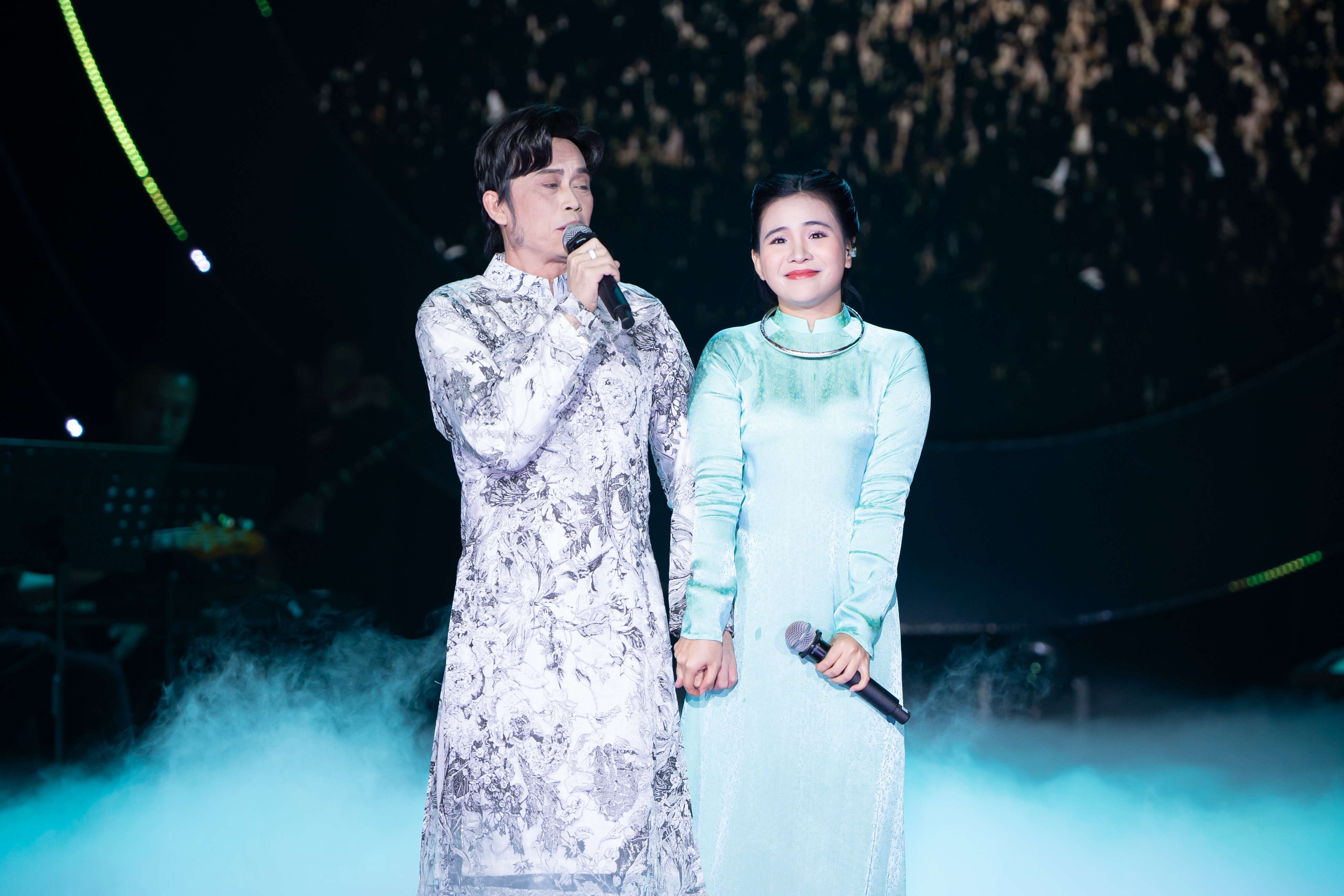 Hoai Linh dan Trung Dan terharu apabila menyanyi bersama tiga anak angkat Phi Nhung - 4 Hoài Linh, Trung Dân xúc động khi hát cùng 3 con gái nuôi của Phi Nhung - 4