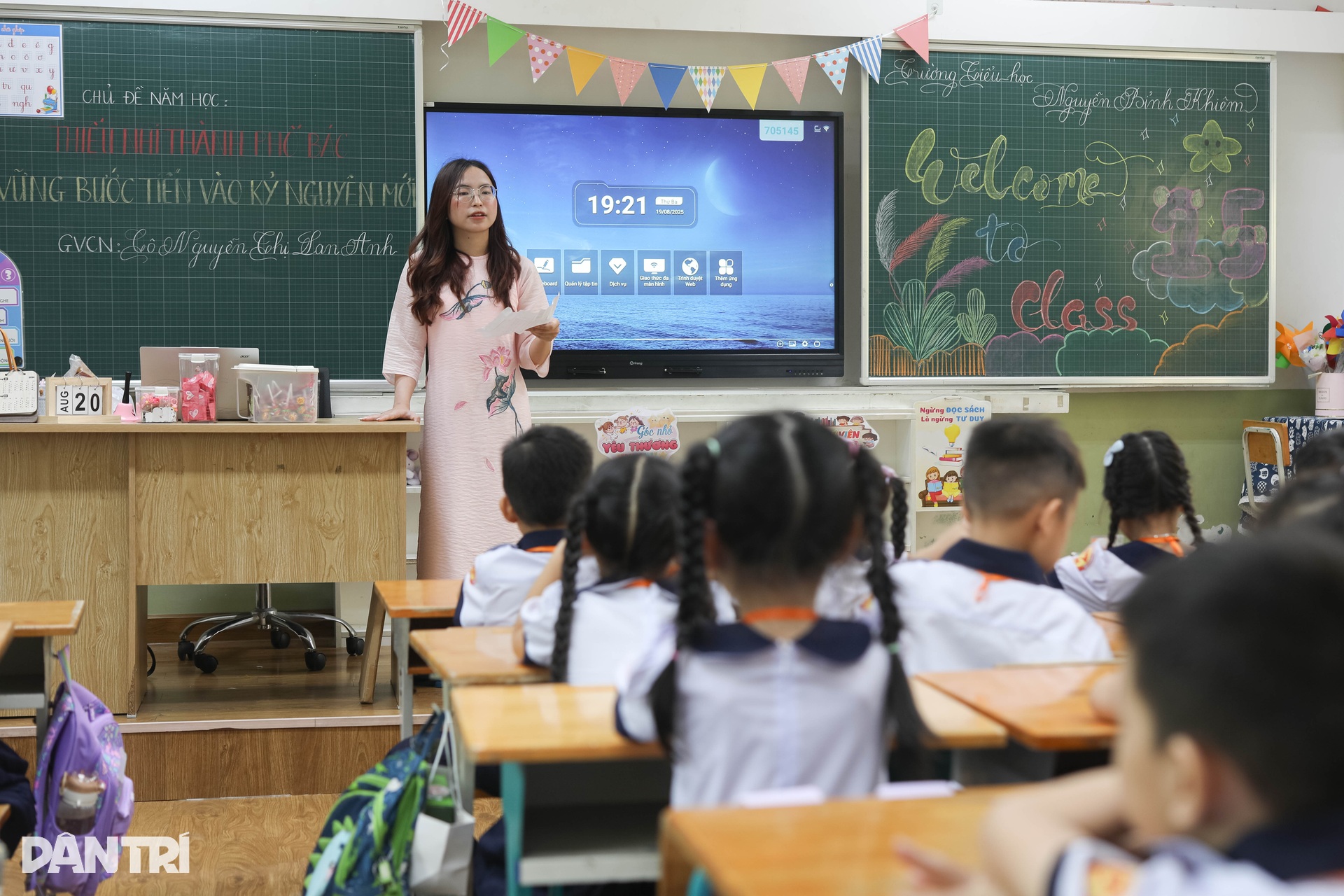 Muôn vàn cảm xúc của học sinh lớp 1 TPHCM trong ngày đầu đến trường - 14 Muôn vàn cảm xúc của học sinh lớp 1 TPHCM trong ngày đầu đến trường - 14