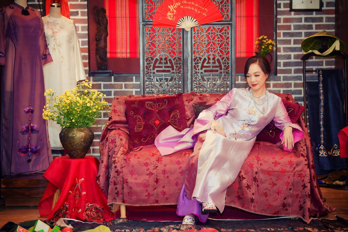 NSND Lê Khanh làm người mẫu áo dài cho NTK Xuân Thu - 1 NSND Lê Khanh làm người mẫu áo dài cho NTK Xuân Thu - 1