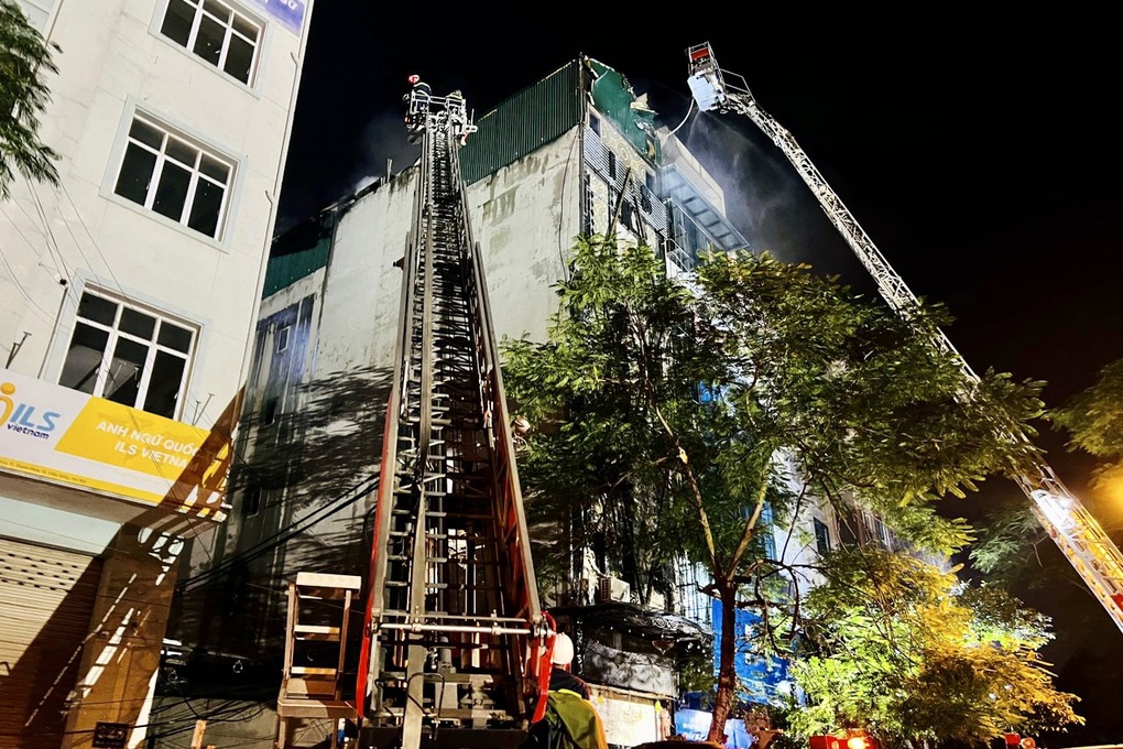 Những chiến sĩ kiệt sức sau đám cháy, đau đớn trước hy sinh của đồng đội - 9 Những chiến sĩ kiệt sức sau đám cháy, đau đớn trước hy sinh của đồng đội - 9