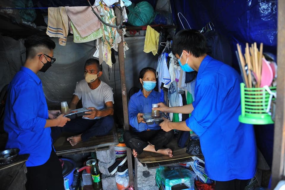 Triệu bữa cơm ấm tình đồng bào trao tận tay người dân Hà Nội - 3 Triệu bữa cơm ấm tình đồng bào trao tận tay người dân Hà Nội - 3