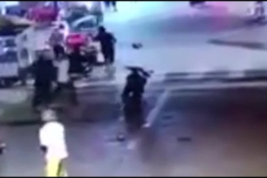 Camera an ninh ghi lại cảnh chém nhau