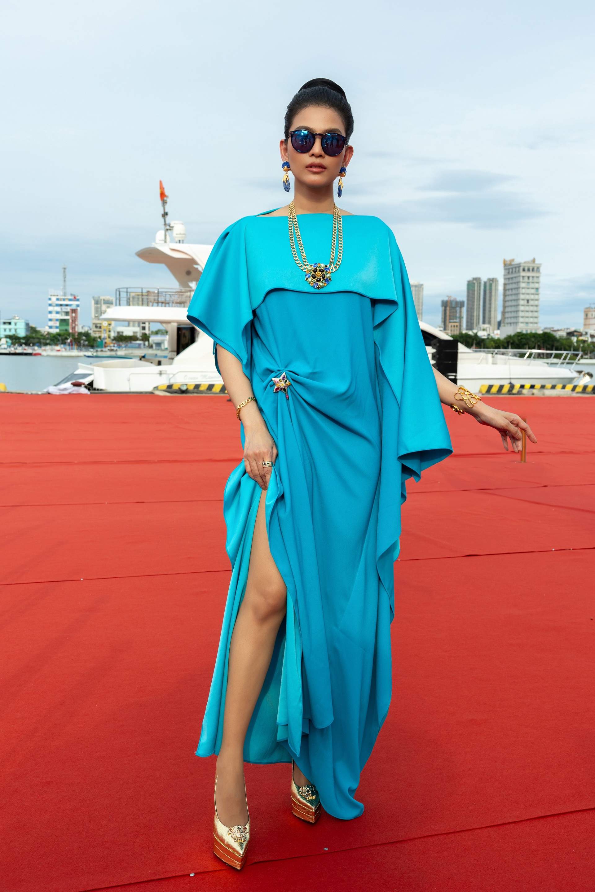 Thanh Lam và chồng bác sĩ sánh đôi dự show thời trang bên bờ sông Hàn - 12 Thanh Lam và chồng bác sĩ sánh đôi dự show thời trang bên bờ sông Hàn - 12