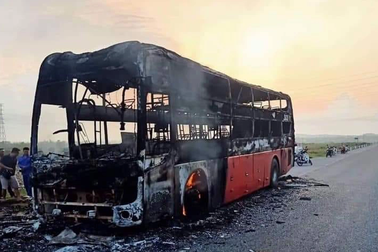 Hành khách hoảng loạn khi may mắn thoát khỏi chiếc xe bốc cháy