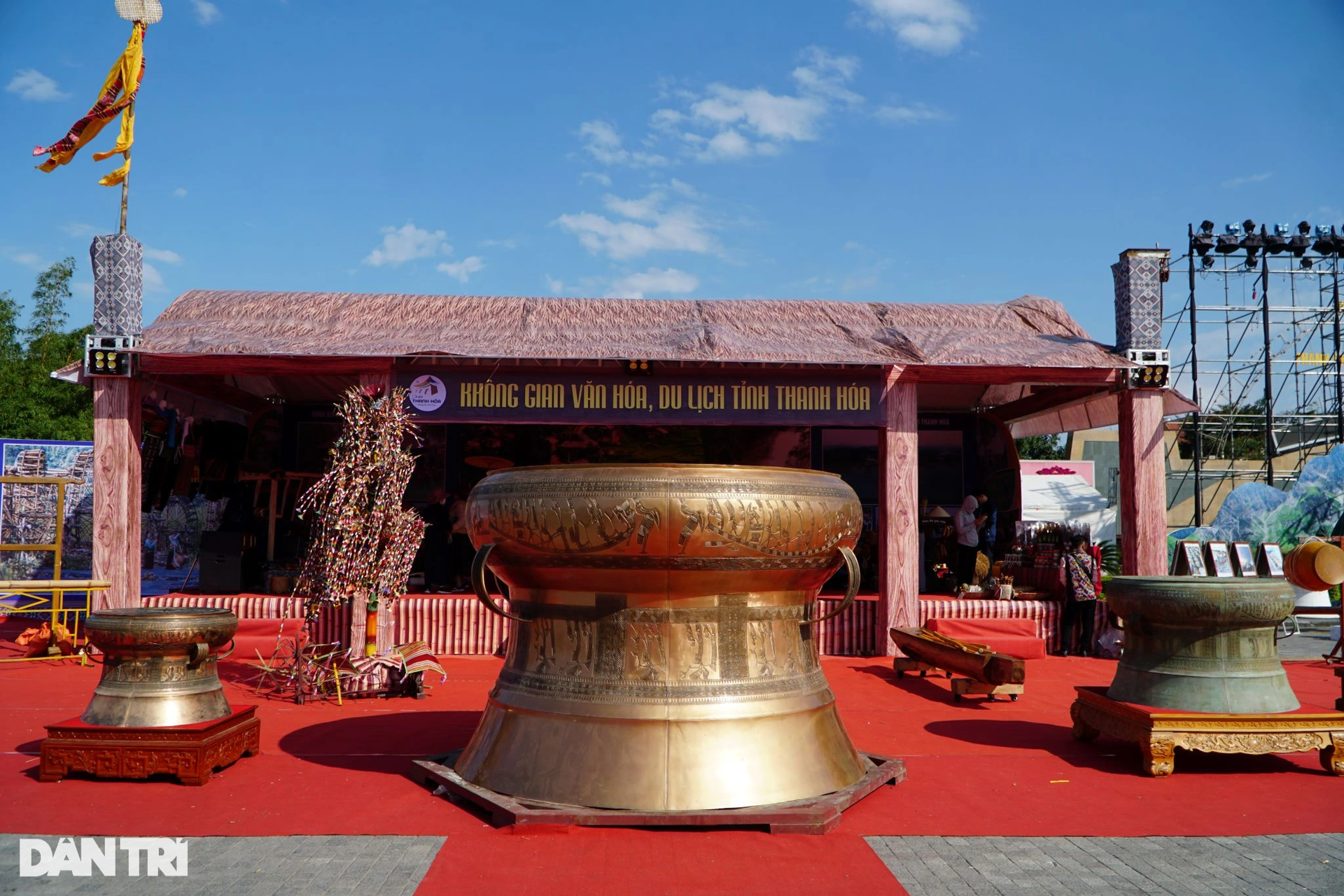 Độc đáo cách vẽ trang trí quần áo bằng sáp ong của người phụ nữ Tủa Chùa - 10 Độc đáo cách vẽ trang trí quần áo bằng sáp ong của người phụ nữ Tủa Chùa - 10