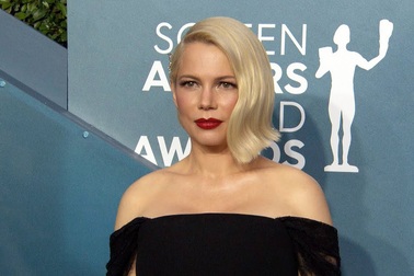 Michelle William bế bụng bầu dự sự kiện