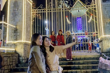 Tiết trời đẹp, người dân ra phố đón Noel sớm