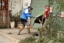 Hai người đàn ông bị hành hung bên đường sau cuộc nhậu ở TPHCM