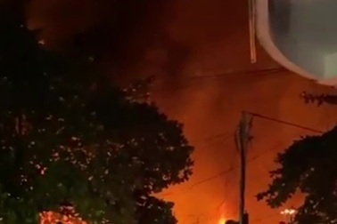 Chợ Bình Dương ở Gia Lai cháy dữ dội trong đêm