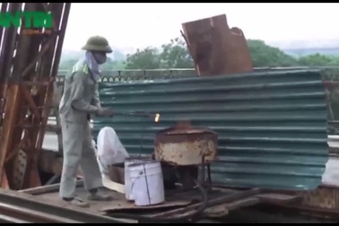 Kỹ thuật “diễn xiếc” tung đinh tán nung đỏ trên cầu Long Biên… “hết sức bình thường”